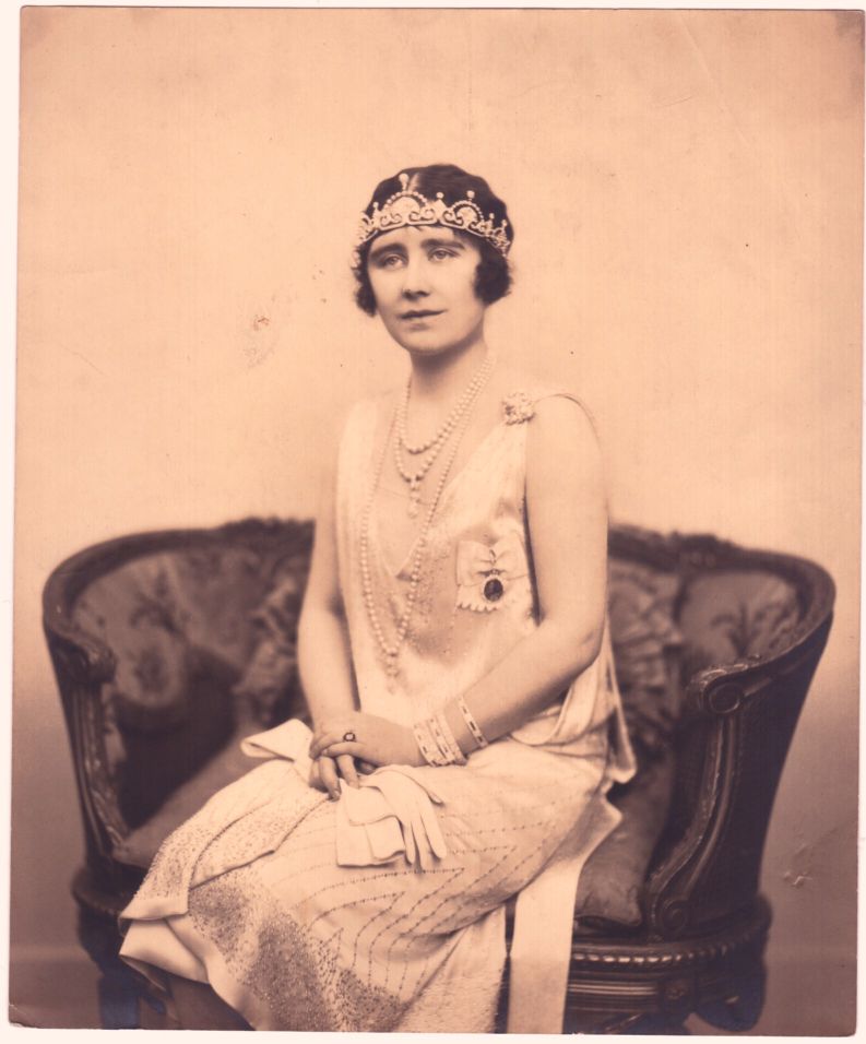 (The Queen Mother, 1900-2002, Queen of George VI)] — Sophie Dupré Autographs