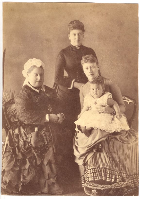 (1819-1901, Queen of Great Britain) with her daughter Princess BEATRICE (1857-1944), her grandaughter Princess VICTORIA of Hesse (1863-1950) and her great grandaughter Princess ALICE (of Battenberg, 1884-1969) — Sophie Dupré Autographs