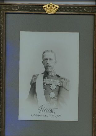 (1858-1950, from 1907 King of Sweden) & his wife VIKTORIA (1862-1930) — Sophie Dupré Autographs