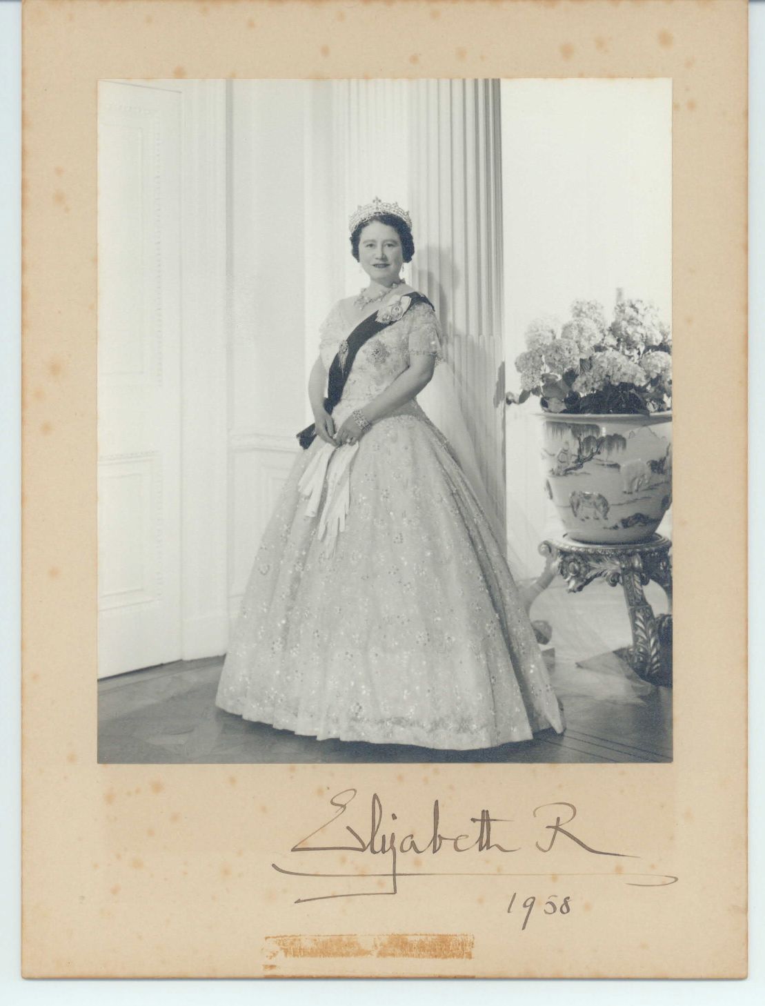 (The Queen Mother, 1900-2002, Queen of George VI) — Sophie Dupré Autographs