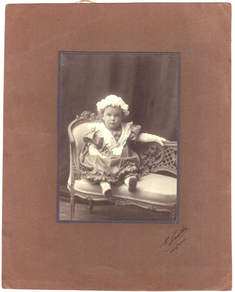 (Duchess of Kent, 1906-1969, Princess of Greece)] — Sophie Dupré Autographs
