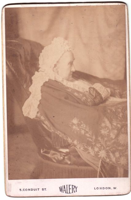 (Princess of Hesse-Cassel, 1797-1889, wife of the 1st Duke of Cambridge)] — Sophie Dupré Autographs
