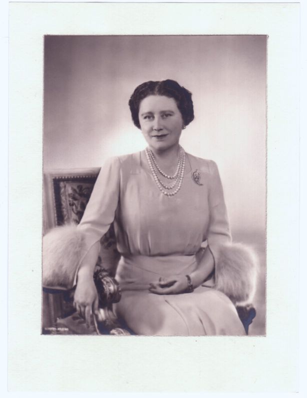 (The Queen Mother, 1900-2002, Queen of George VI) — Sophie Dupré Autographs