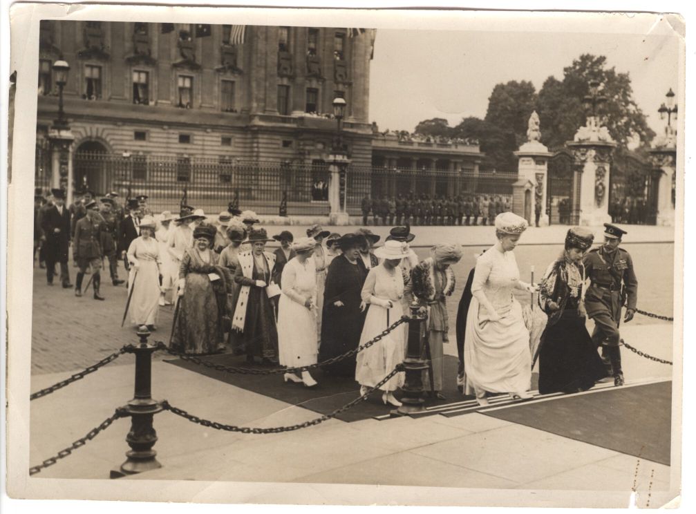 (1865-1936, King of Great Britain) with  his wife MARY (of Teck, 1867-1953, his Queen) and his mother Queen ALEXANDRA (of Denmark, 1844-1925)] — Sophie Dupré Autographs