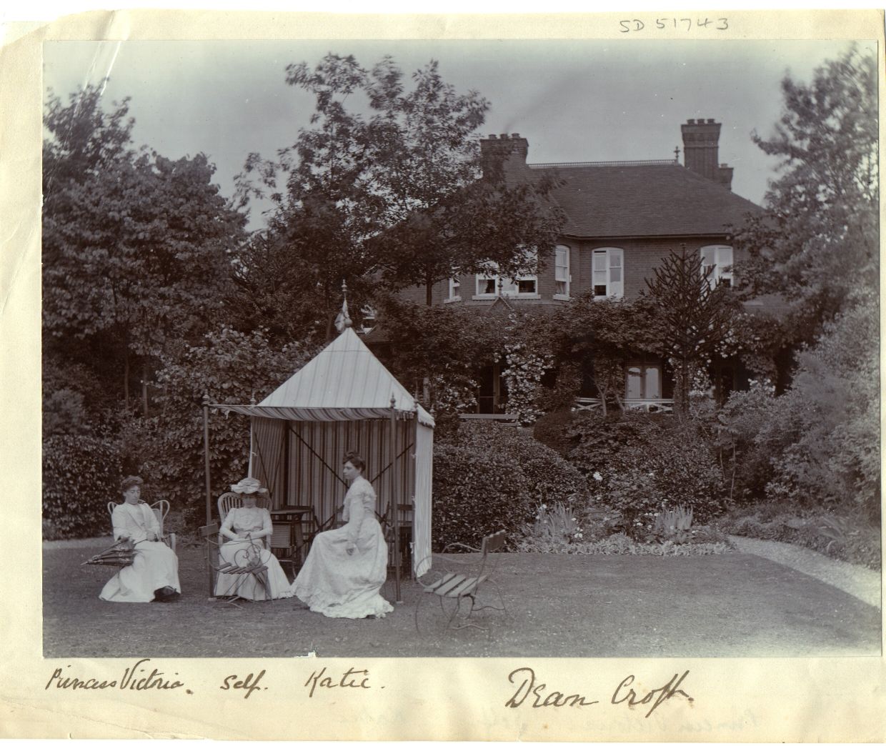 [HELENA VICTORIA image 2