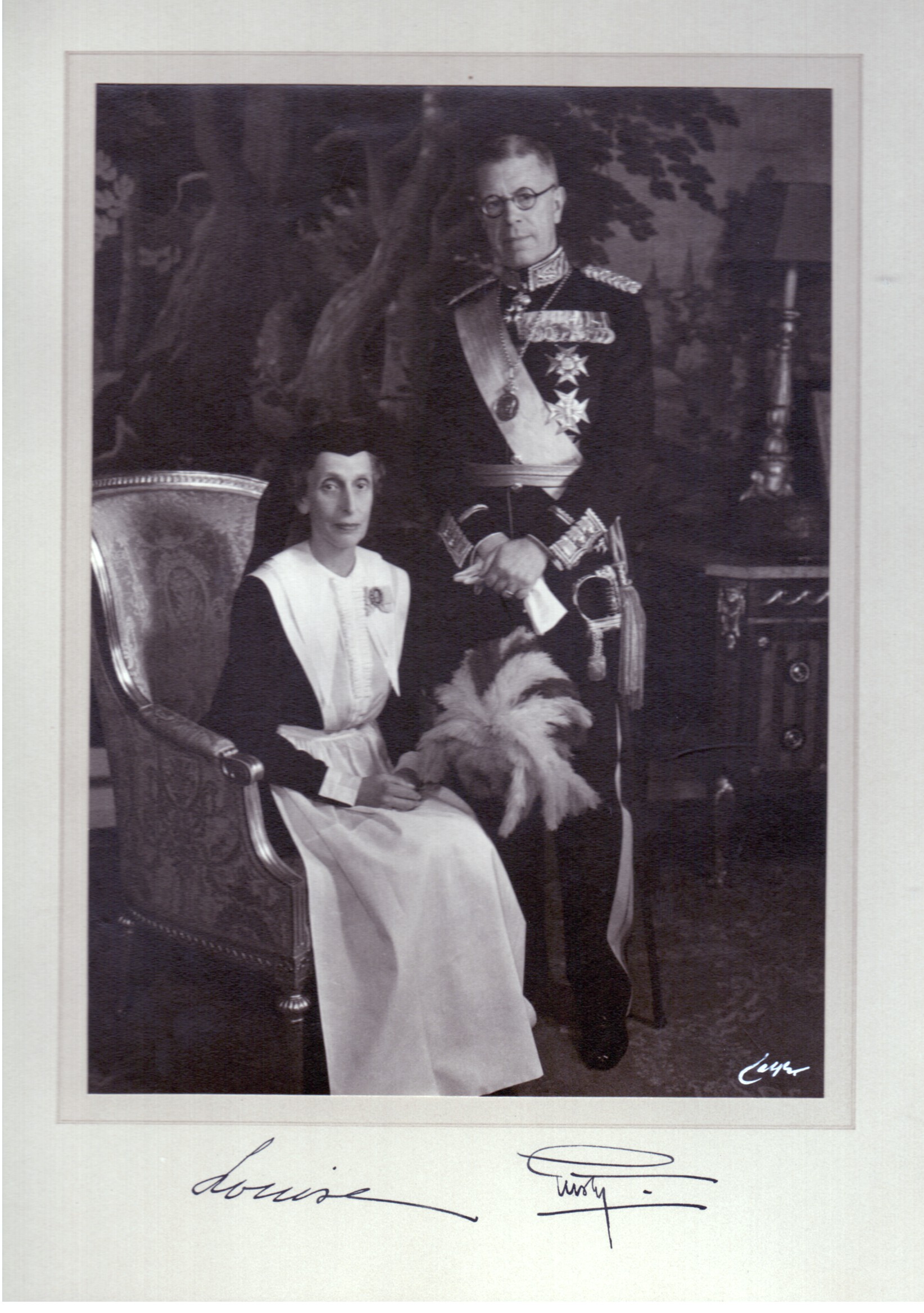 (1882-1973, from 1950 King of Sweden) and his second wife LOUISE (1889-1965, née Mountbatten, younger daughter of the 1st Marquess of Milford Haven) — Sophie Dupré Autographs