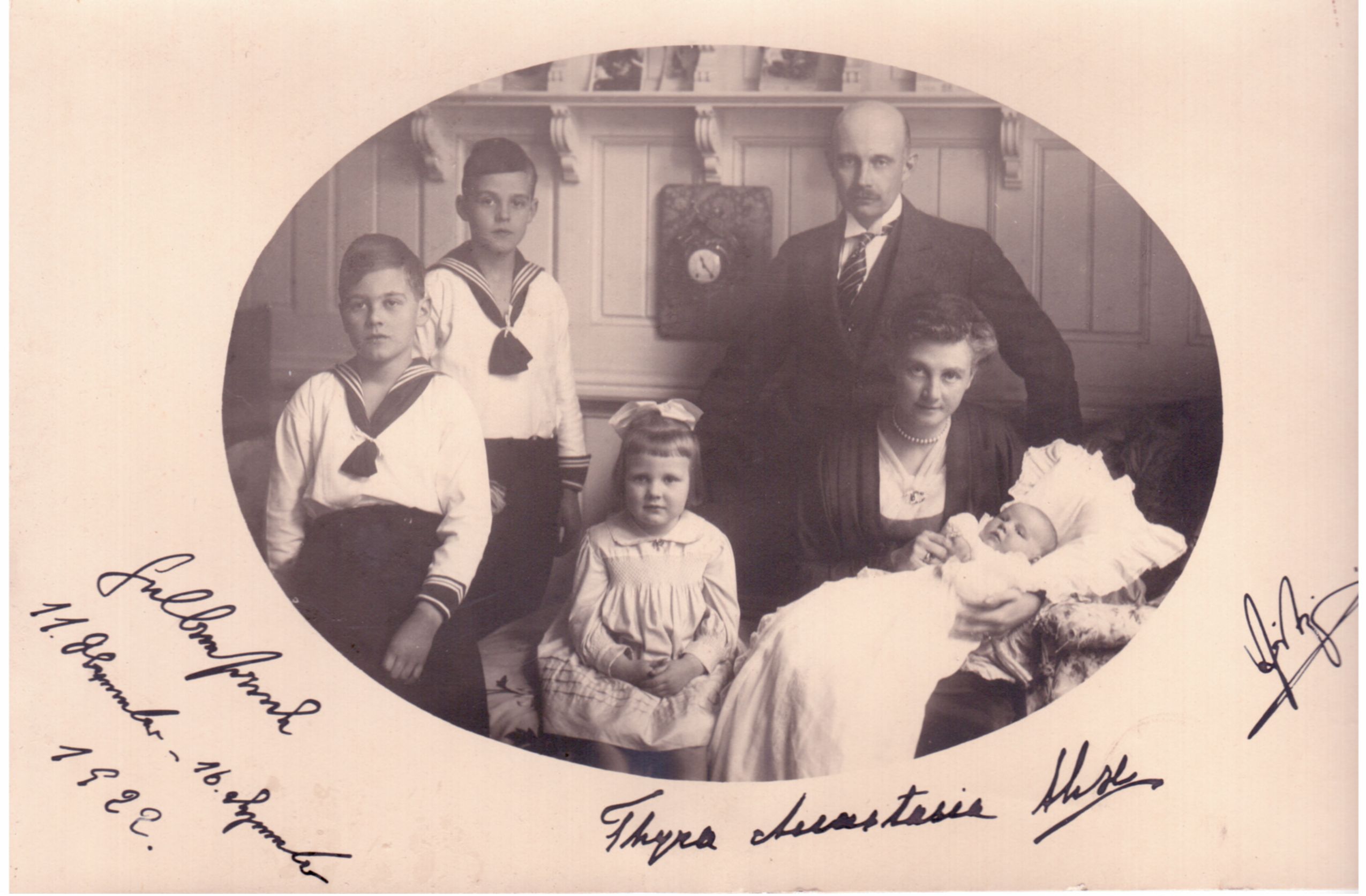 (1882-1945, Grand Duke of Mecklenburg Schwerin, 1897-1918), his wife ALEXANDRA (1882-1963, 2nd Daughter of Ernst August, 3rd Duke of Cumberland and Princess Thyra of Denmark), and their children FRIEDRICH FRANZ (V) (1910-2001), CHRISTIAN LUDWIG (1912-1996), THYRA (1919-1981) and ANASTASIA (1922-1979) — Sophie Dupré Autographs