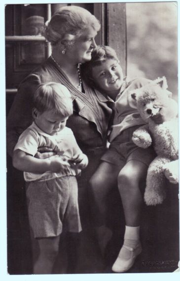 (Grand Duchess, 1871-1937, née Princess of Solms-Hohensolms-Lich. second wife, 1905, of Ernst Ludwig, 1868-1937, last reigning Grand Duke of Hesse & By Rhine, 1892-1918, and her grandsons LUDWIG ERNST ANDREAS, 1931-1937, and ALEXANDER GEORG KARL HEINRICH, (1933-1937)] — Sophie Dupré Autographs