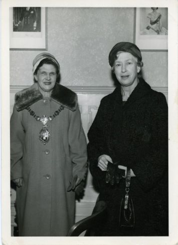 (Countess of Harewood, 1897-1965, Princess Royal, Daughter of George V)] — Sophie Dupré Autographs
