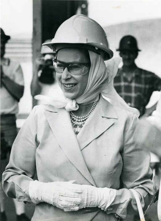 (1926-2022, Longest Serving Monarch of Great Britain)] — Sophie Dupré Autographs