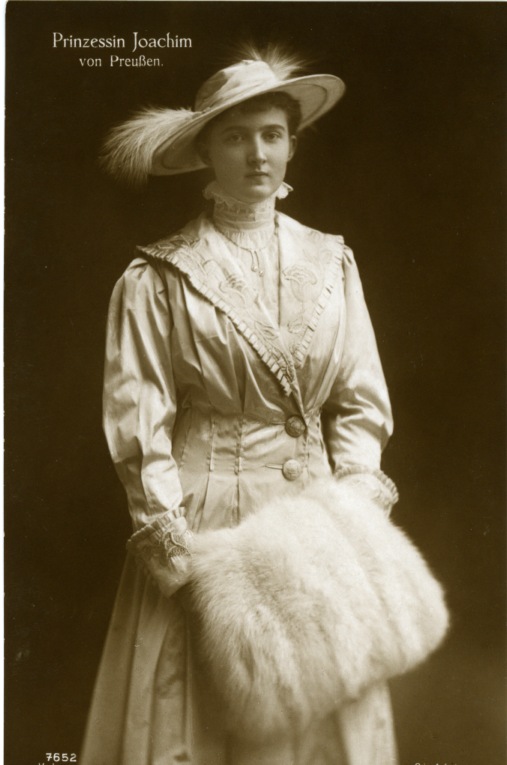 (Princess, 1898-1983, daughter of Prince Eduard, Duke, 1918, of Anhalt) and wife, 1916-1920, of Prince Joachim, 1890-1920, youngest son of Kaiser Wilhelm II)] — Sophie Dupré Autographs