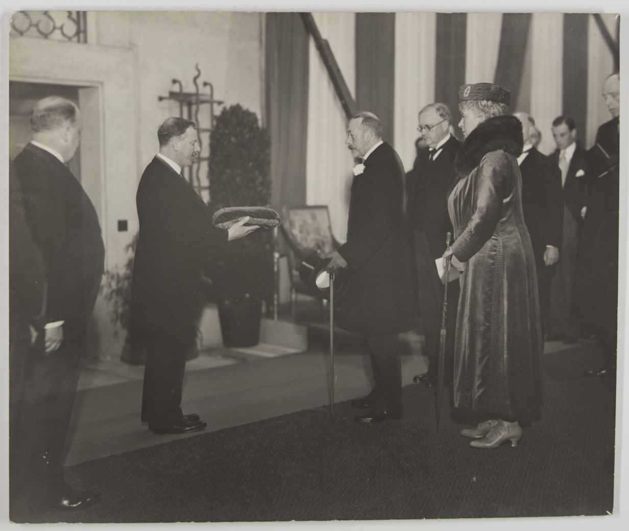 (1865-1936, King of Great Britain) & MARY (of Teck, 1867-1953, his Queen)] — Sophie Dupré Autographs